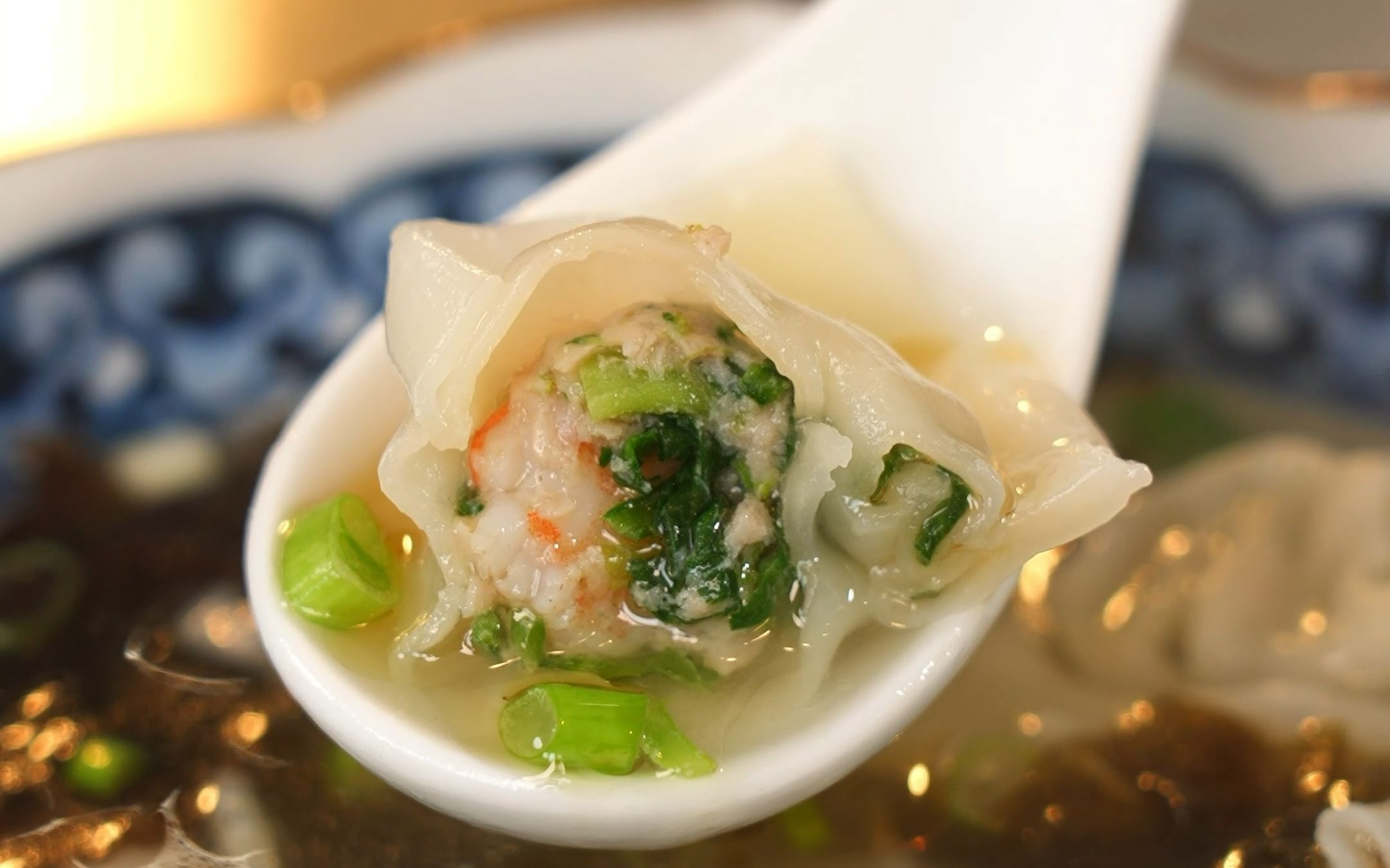 学会调这个荠菜馅,不管是包馄饨还是饺子,都非常鲜嫩多汁,一口儿一个