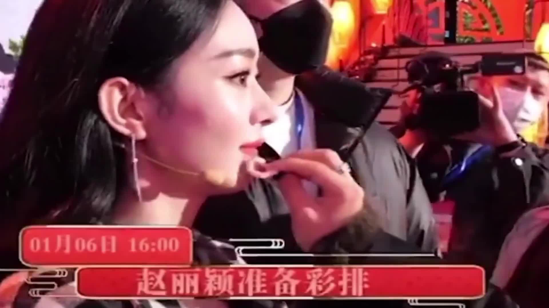 赵丽颖春晚彩排偶遇冯绍峰,有谁注意她的眼神,网友:要复婚了?