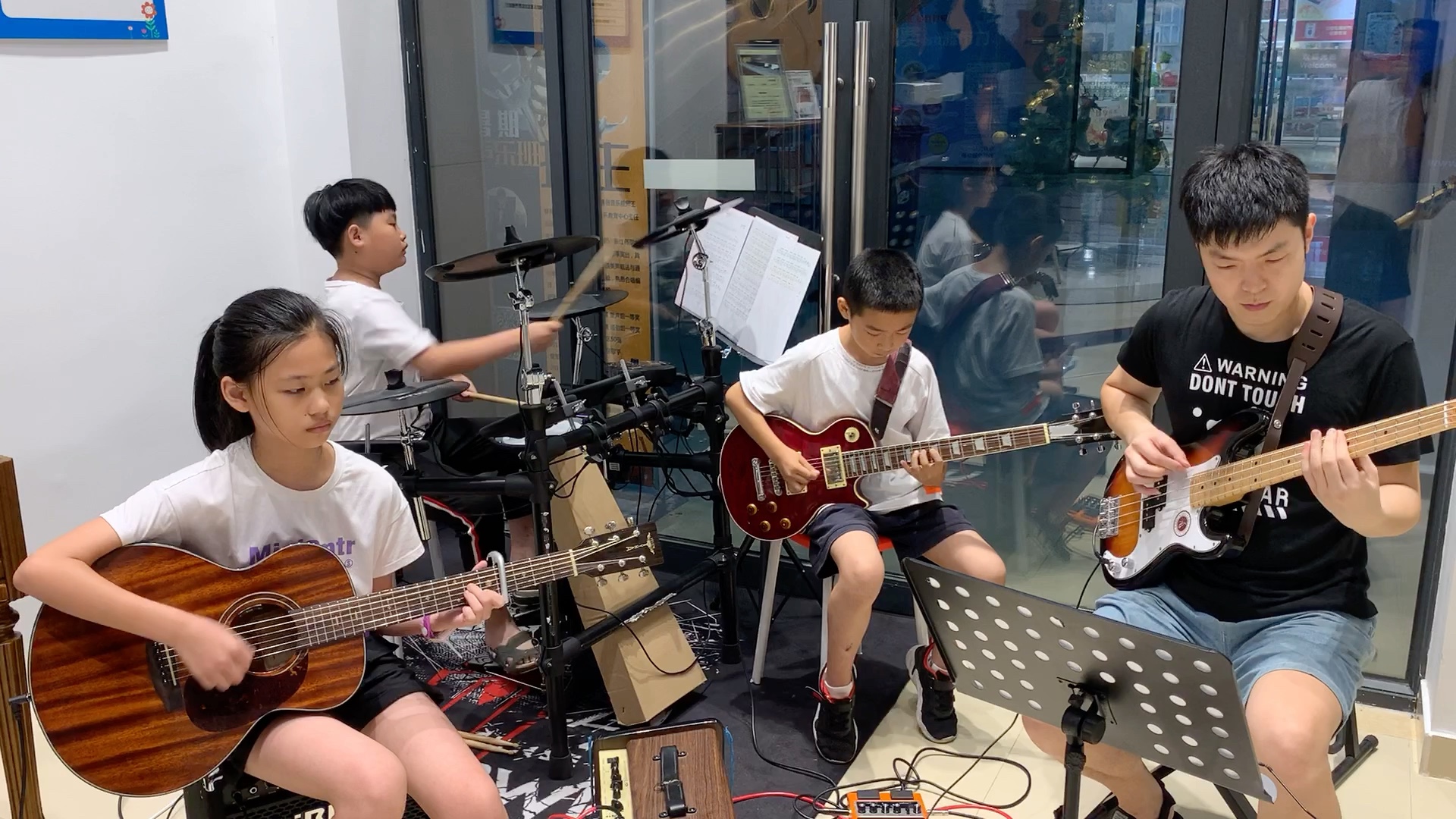 金华孝顺 小学生乐队排练,电声版处处吻.指导教师王怀宇