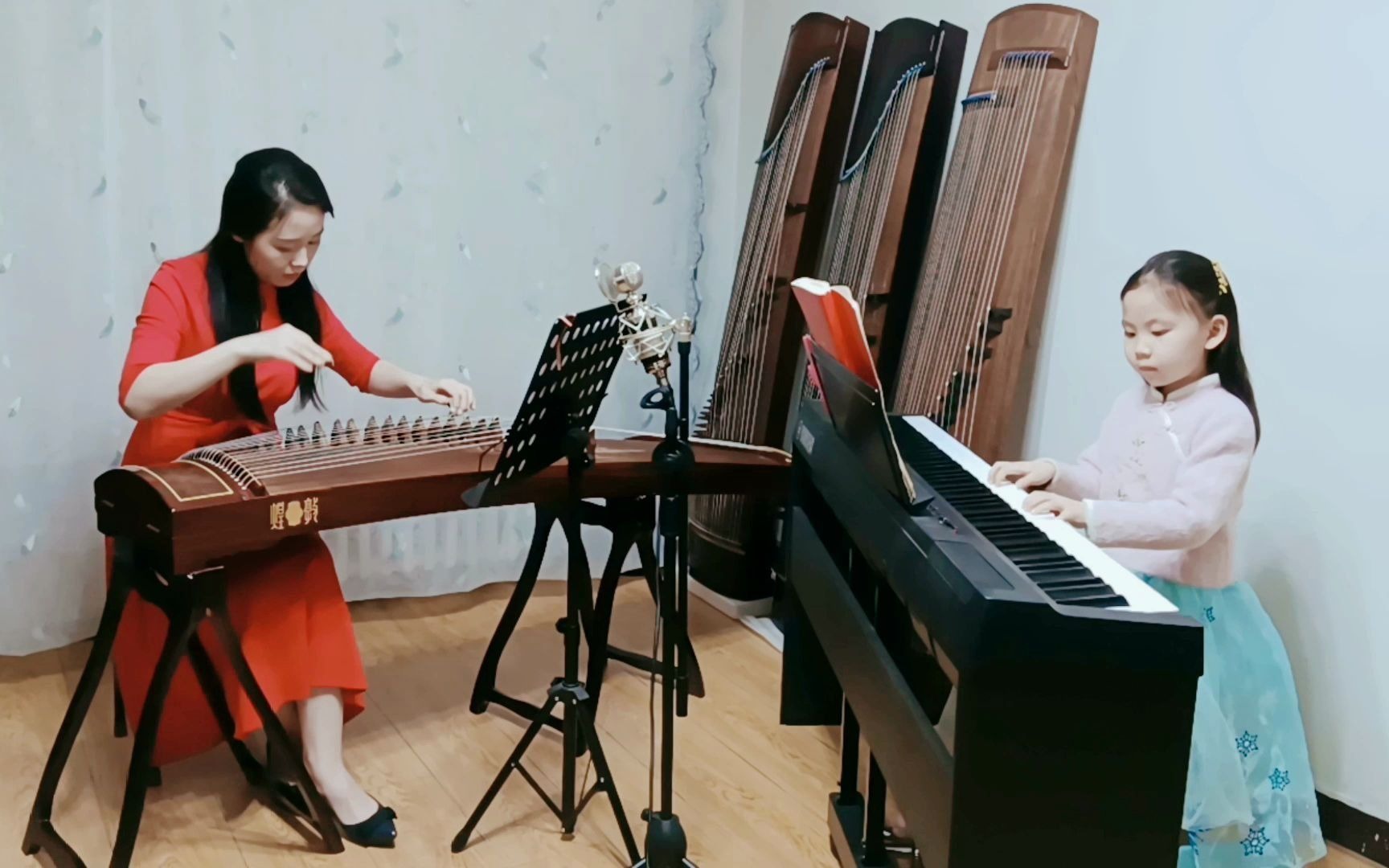 活动  姐姐古筝,妹妹钢琴合奏《唱支山歌给党听》