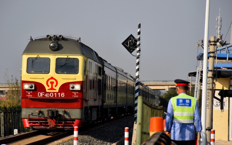 津蓟铁路恶臭天津路徽老虎牵引s909通过杨北公路道口