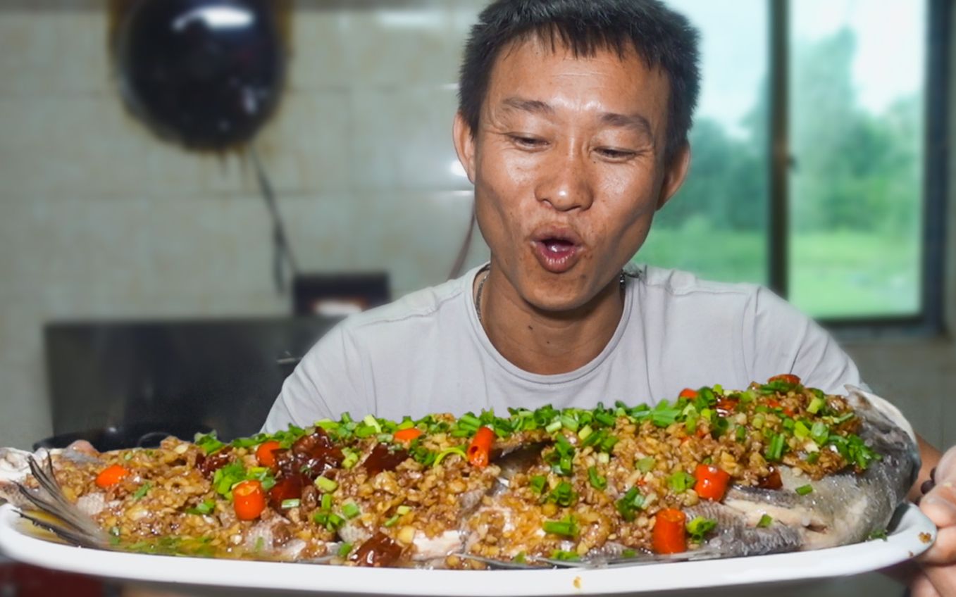 100买的"无刺"海鱼,用半盆大蒜爆香,阿壮几大口吃了半条_哔哩哔哩