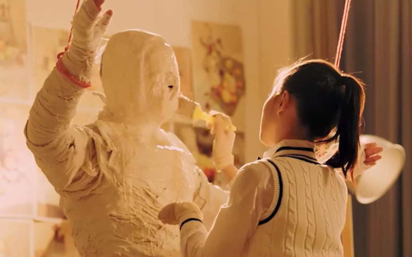 女子全身涂满石膏当模特结果却被闺蜜遗忘被活活闷死在石膏里