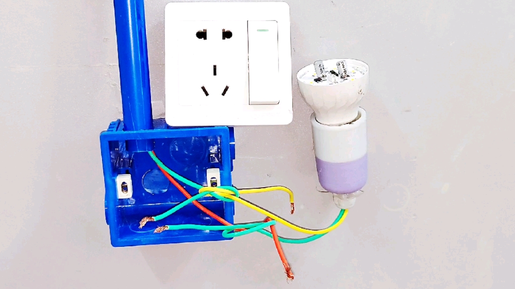 管子里只有一根火线,开关上居然有3个L怎么接?很多电工都接错了哔哩哔哩bilibili