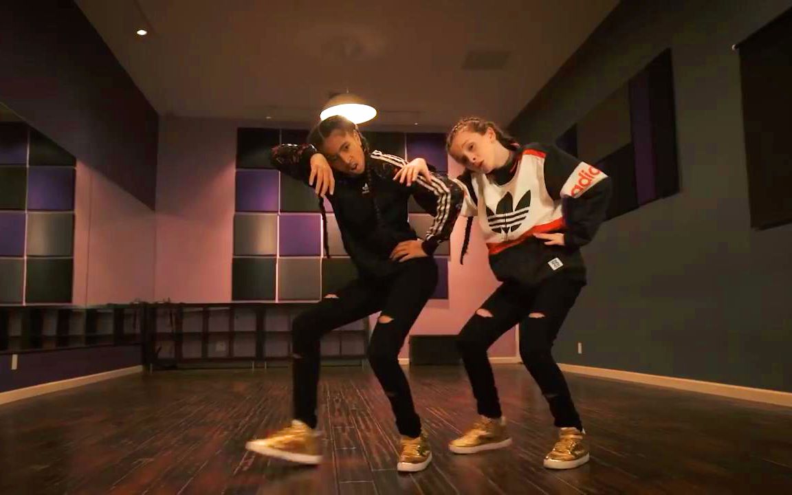 超酷女孩双人热舞 舞姿妙曼