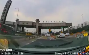 Download Video: 蹭ETC被识破结果恼羞成怒撞视频车