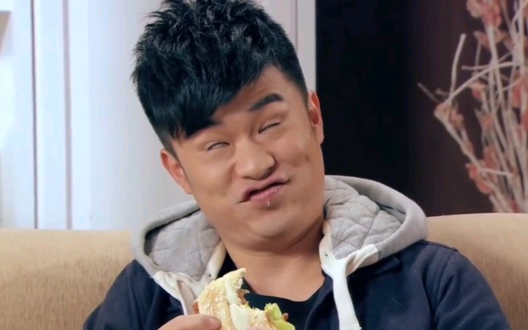 爱情公寓-曾小贤吃汉堡辣出表情包_哔哩哔哩_bilibili