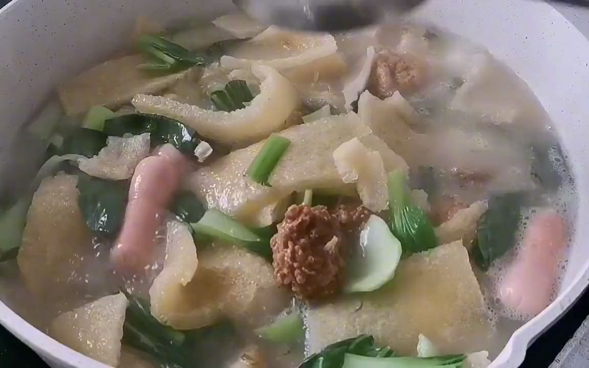 家乡特色家常菜"杂烩汤,有肉有菜一锅端,营养丰富又美味