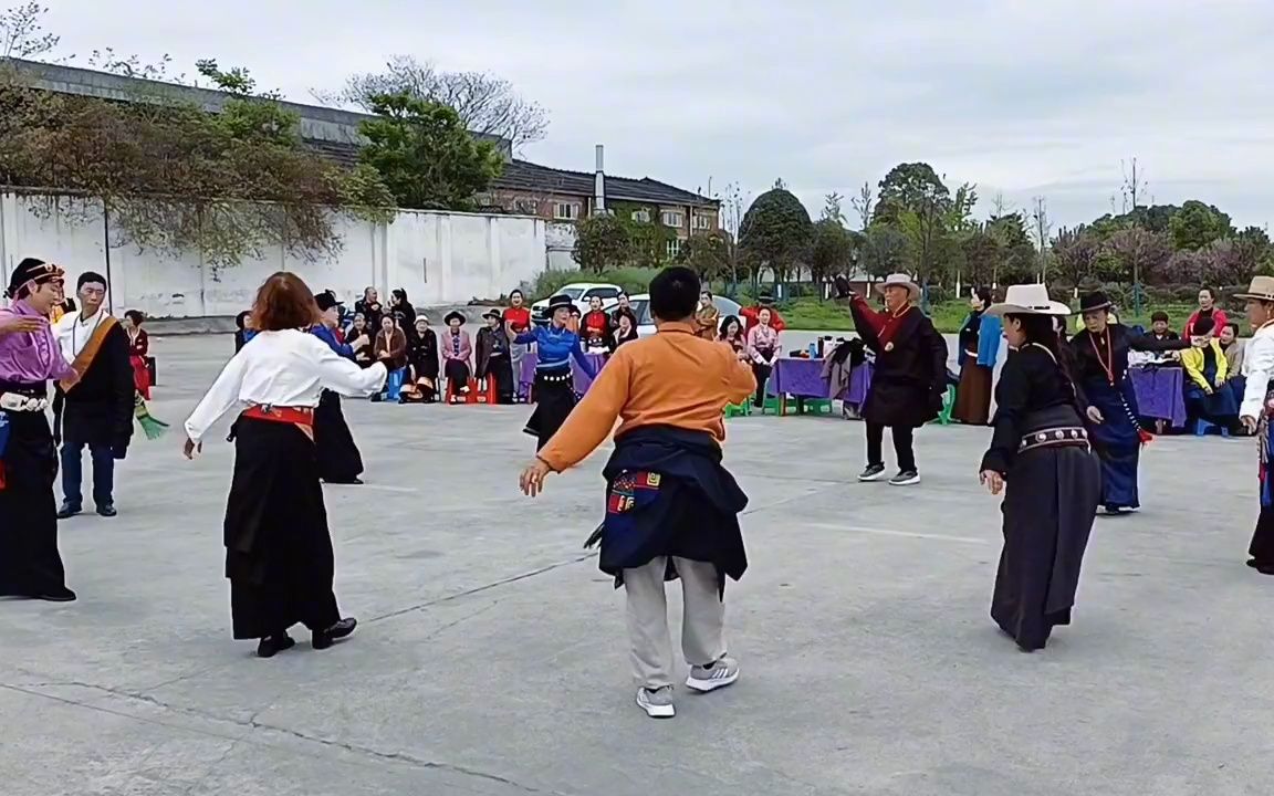 [图]藏族锅庄舞联谊会(唐昌镇)，安德《羌色若锅庄队》翩翩起舞，精彩