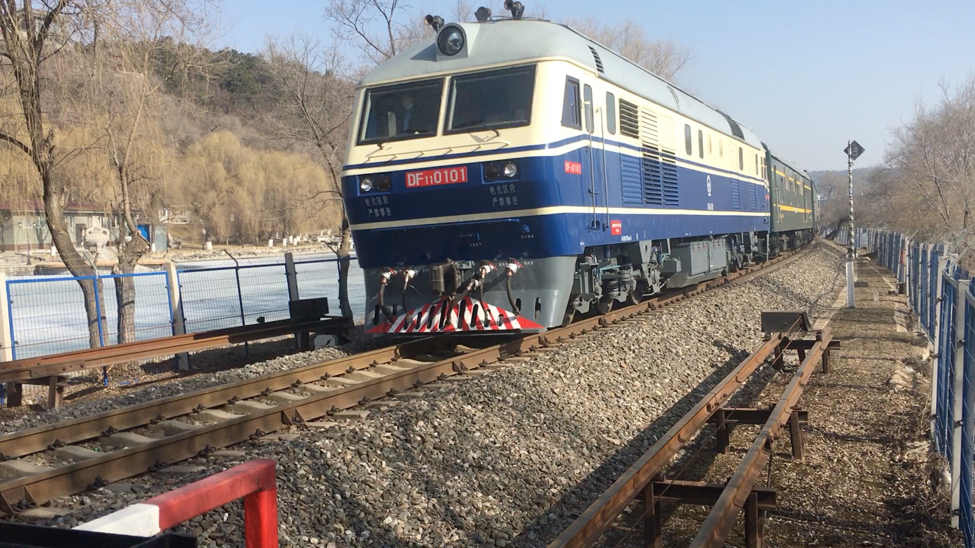沈局吉段df11 0101牵引k7426(舒兰—沈阳)上行通过沈吉线434道口,往