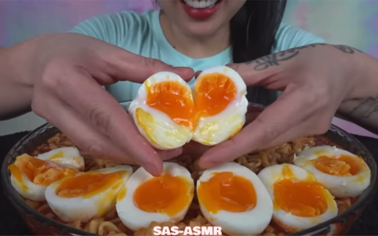 韩国吃货微笑姐火鸡面图片