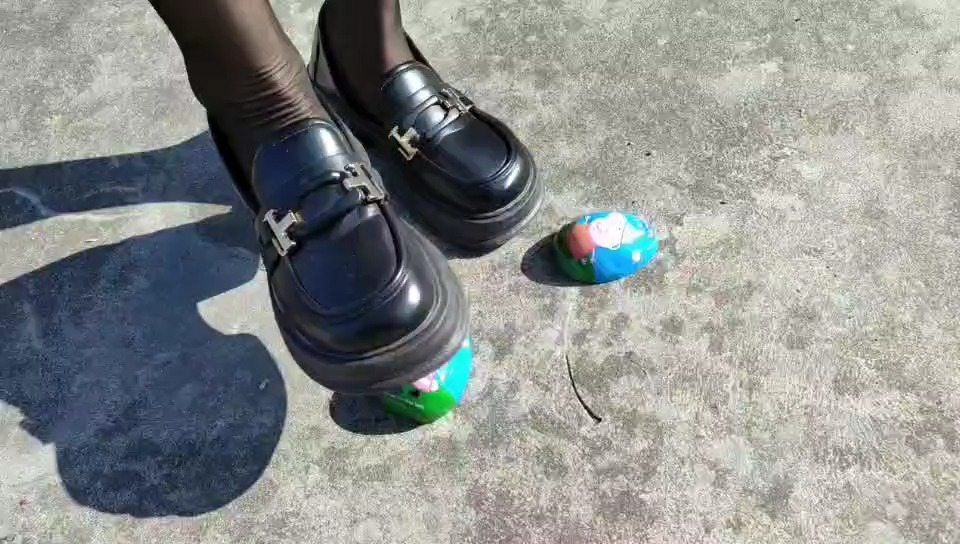 小皮鞋踩玩具蛋解压