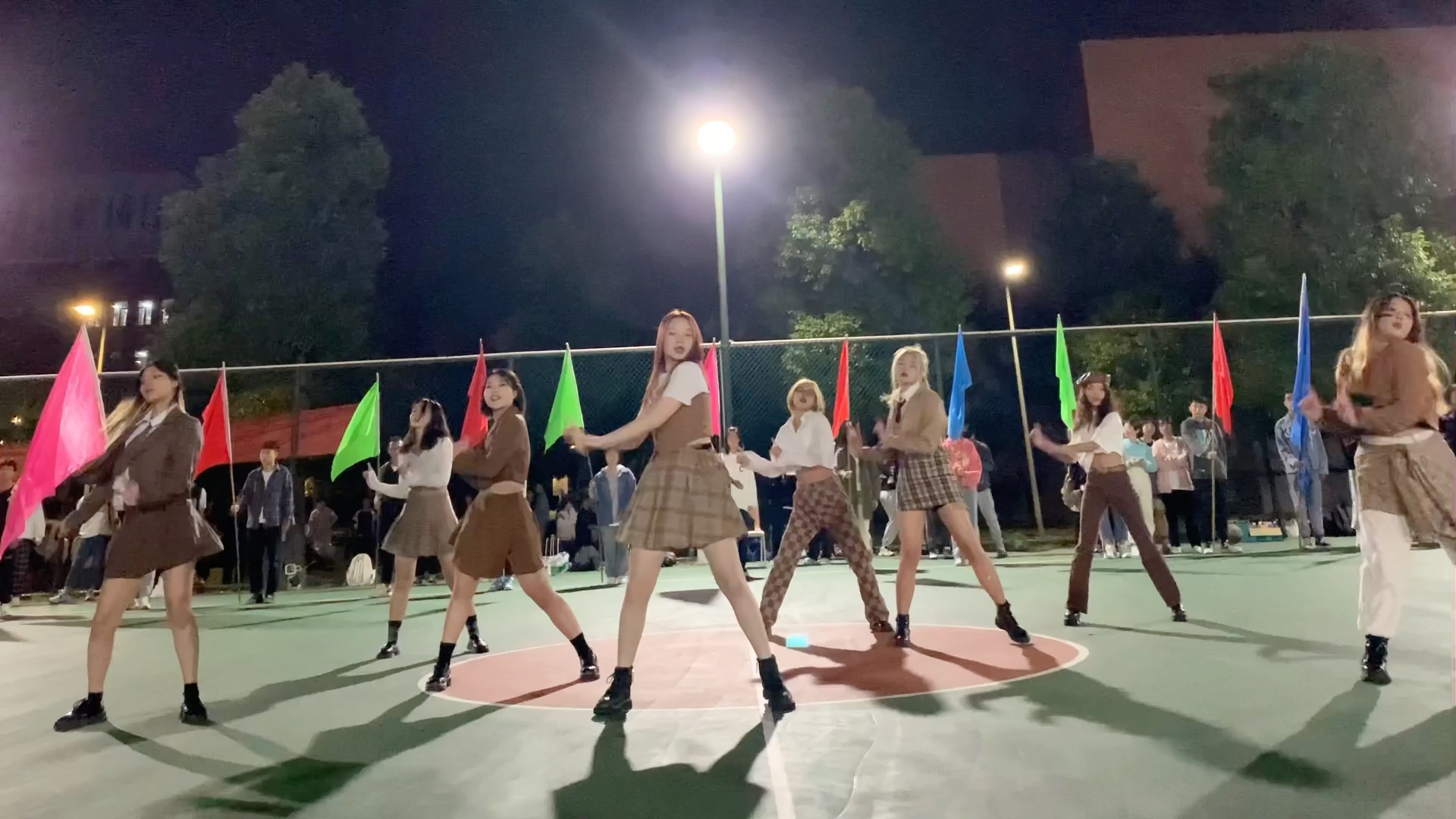 [图]篮球场开幕 翻跳twice—i cant stop me