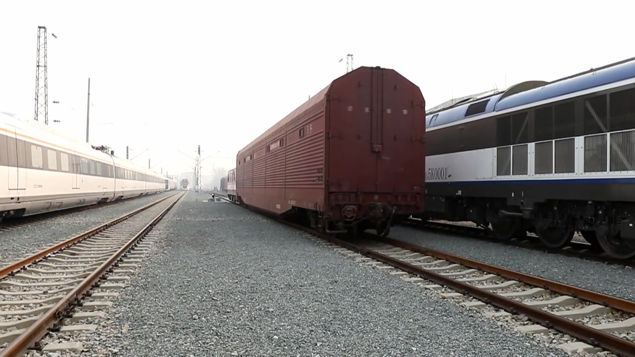 北京环铁金鹰牵引一节jsq双层汽车运输车_哔哩哔哩_bilibili