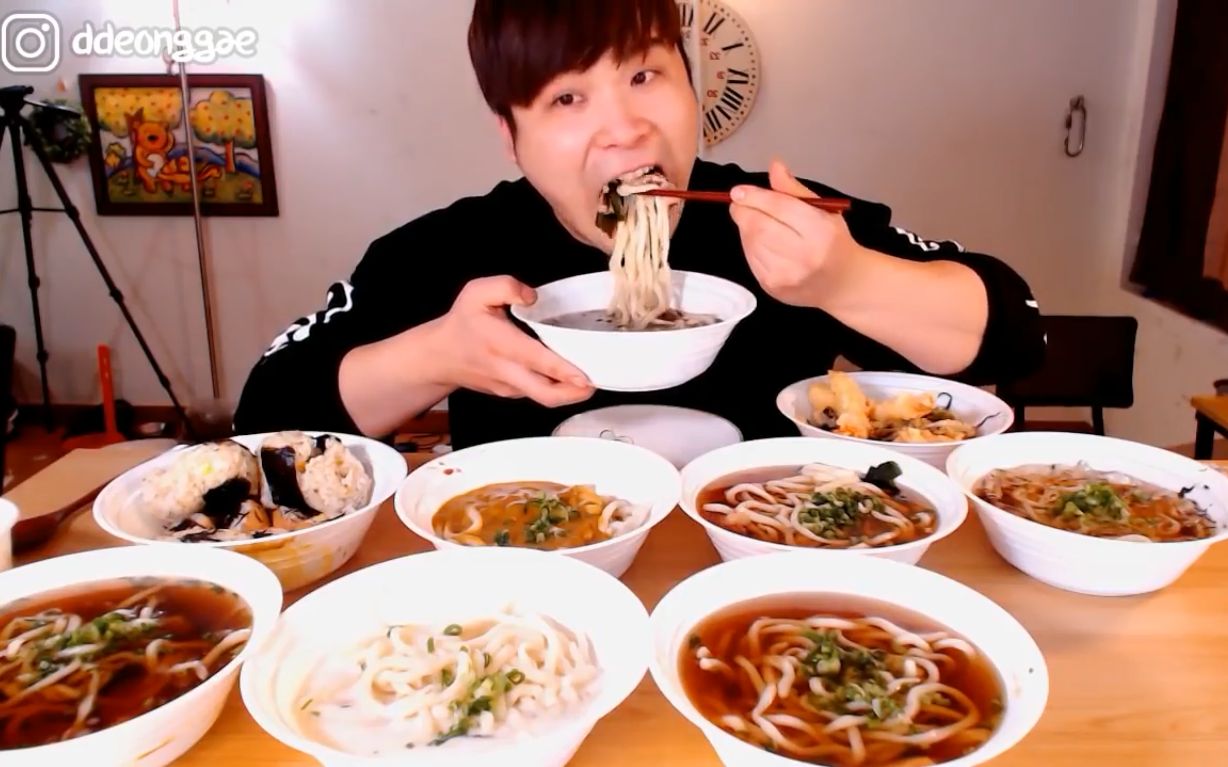 韩国吃播大胃王donkey弟弟6种乌冬面和油豆腐寿司