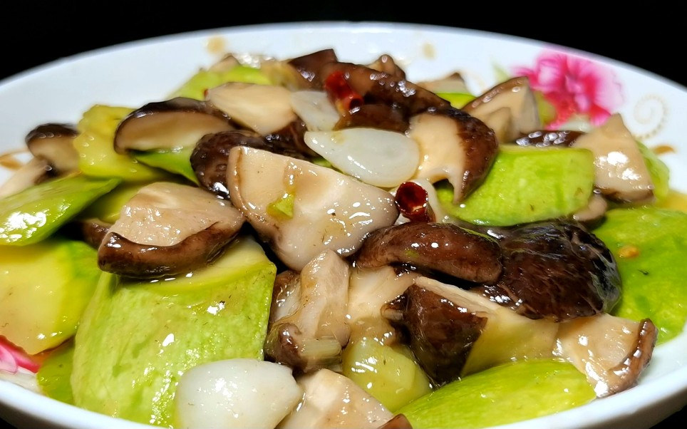西葫芦和香菇这样炒一盘,脆嫩入味又营养,不加肉也非常的香