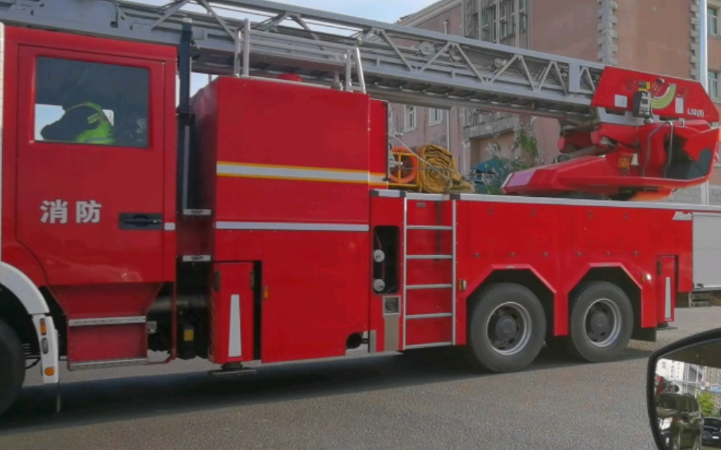 【出警】北京大兴消防支队6辆消防车开启警灯鸣笛快速通过路口/路口