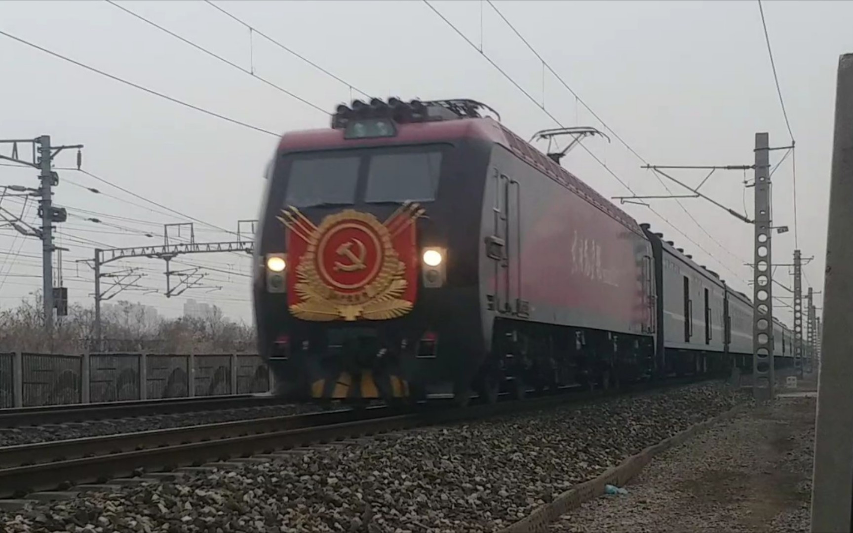 终于逮到了党员号hxd3d1921牵引k28次接近天津站四号楼