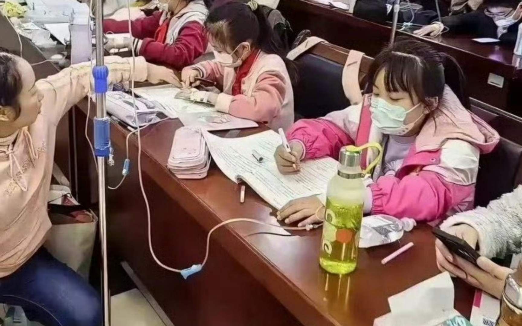 [图]孩子边输液边做题，网友直呼“丧心病狂”，央视网：理解但不支持