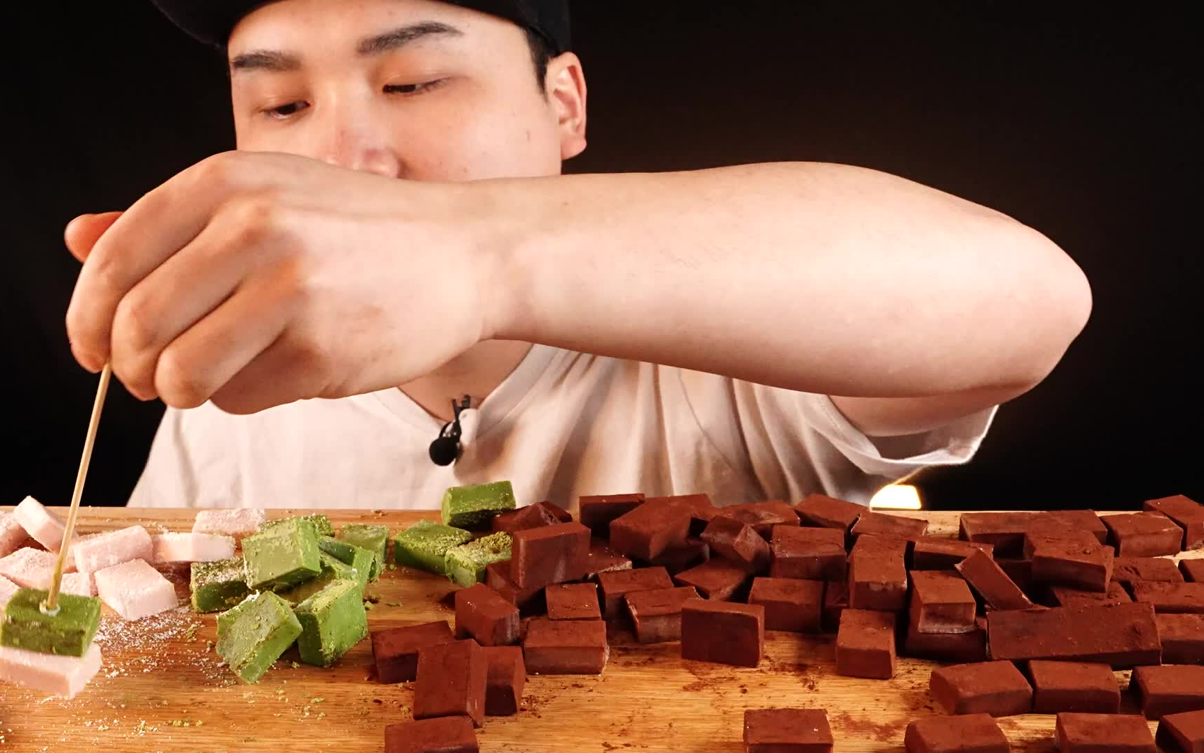 ddeonggaetv-罗伊斯巧克力 咀嚼音