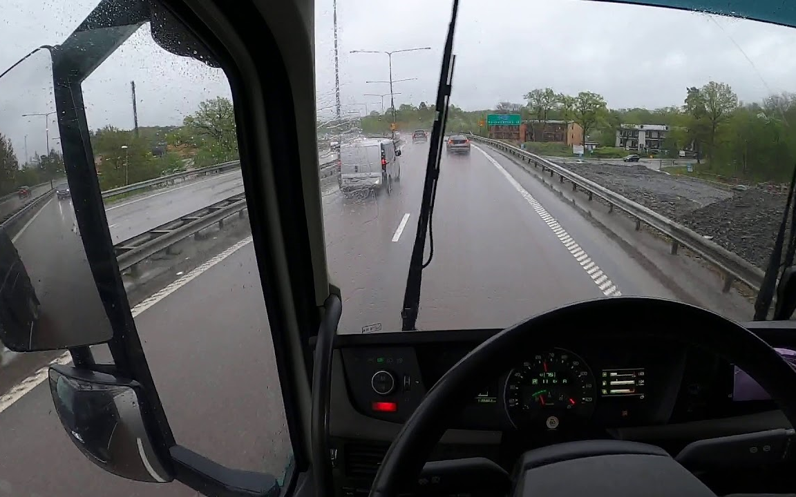 【云驾驶】伪第一人称视角 雨天驾驶 沃尔沃Volvo FH500全挂 瑞典斯德哥尔摩的雨中行车记录 驶向蒂勒瑟 CV POV Driving #150哔哩哔哩bilibili