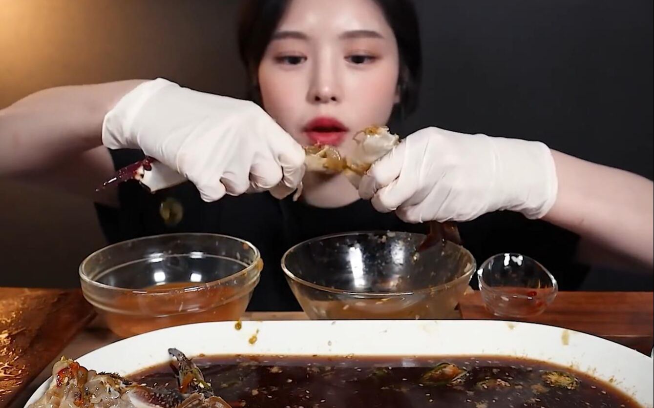 【大口吃播】boki 今天吃酱螃蟹煎蛋大酱汤拌萝卜干海苔米饭冰雪碧!