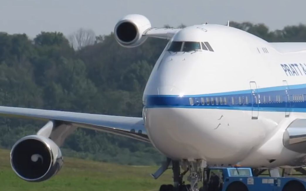 [图]麻麻我头上长包！波音747SP（B74S）降落在蒙特勒机场！