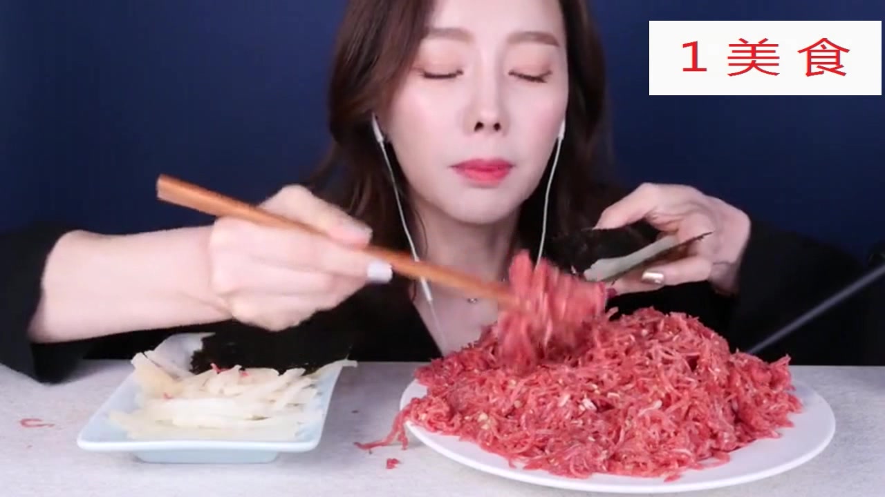 1美食韩国美女吃播吃生牛肉丝吃法还挺有创意的