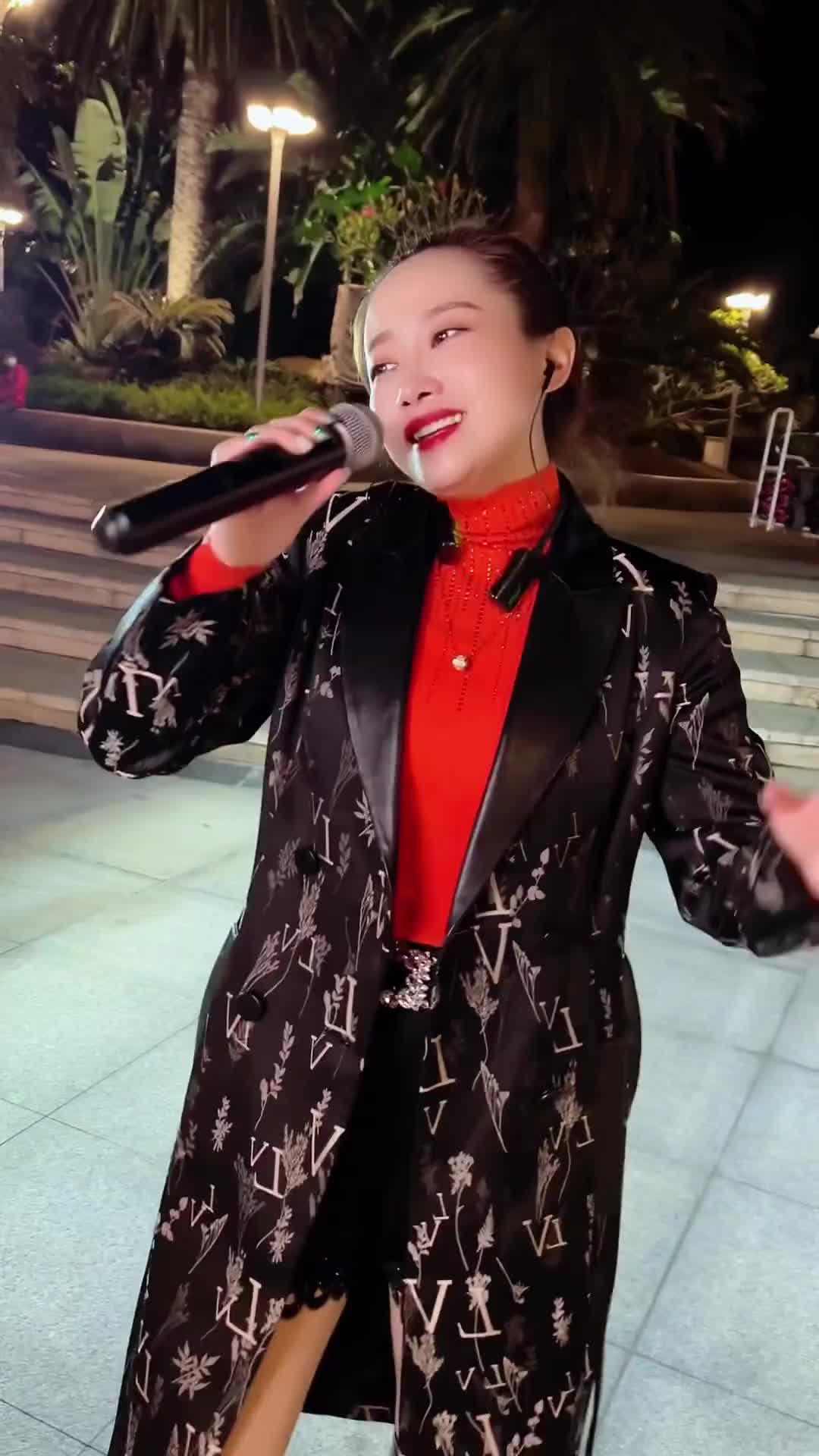 鞍山大晨辰真人真唱大晨辰户外唱歌人美歌甜