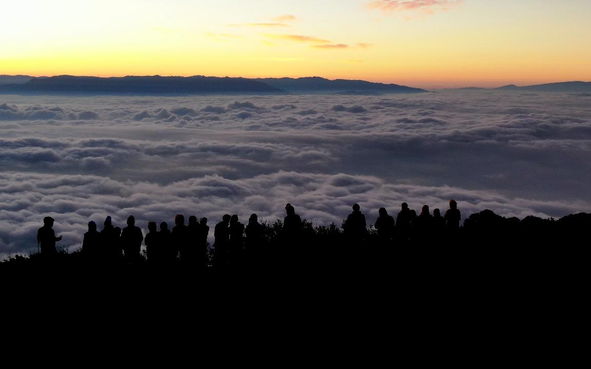 [图]当看到日出高山云海之上时，所有的跋涉都变得值得