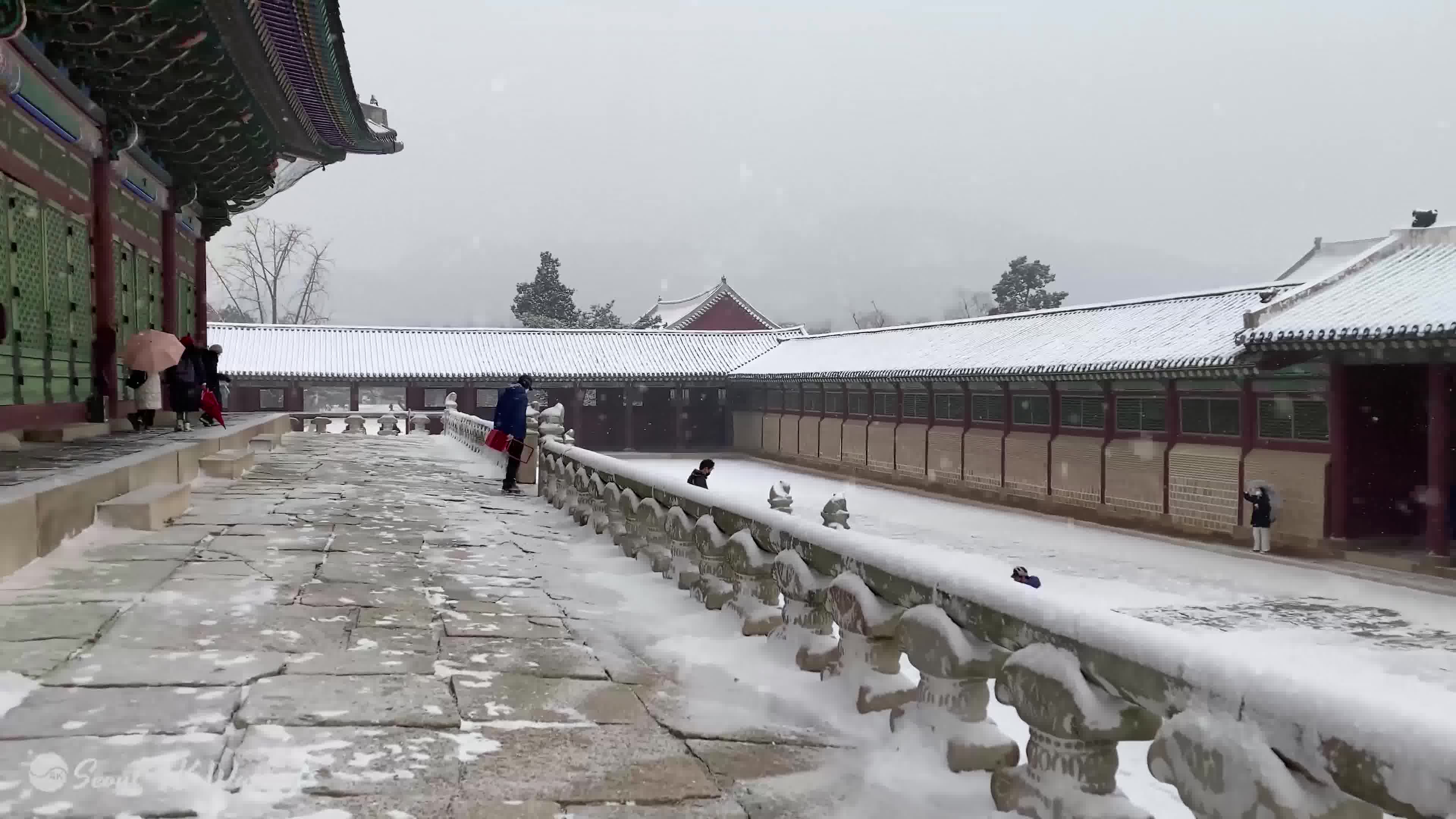 [图]大雪景福宫，美丽的雪景。 穿着韩服的首尔女性