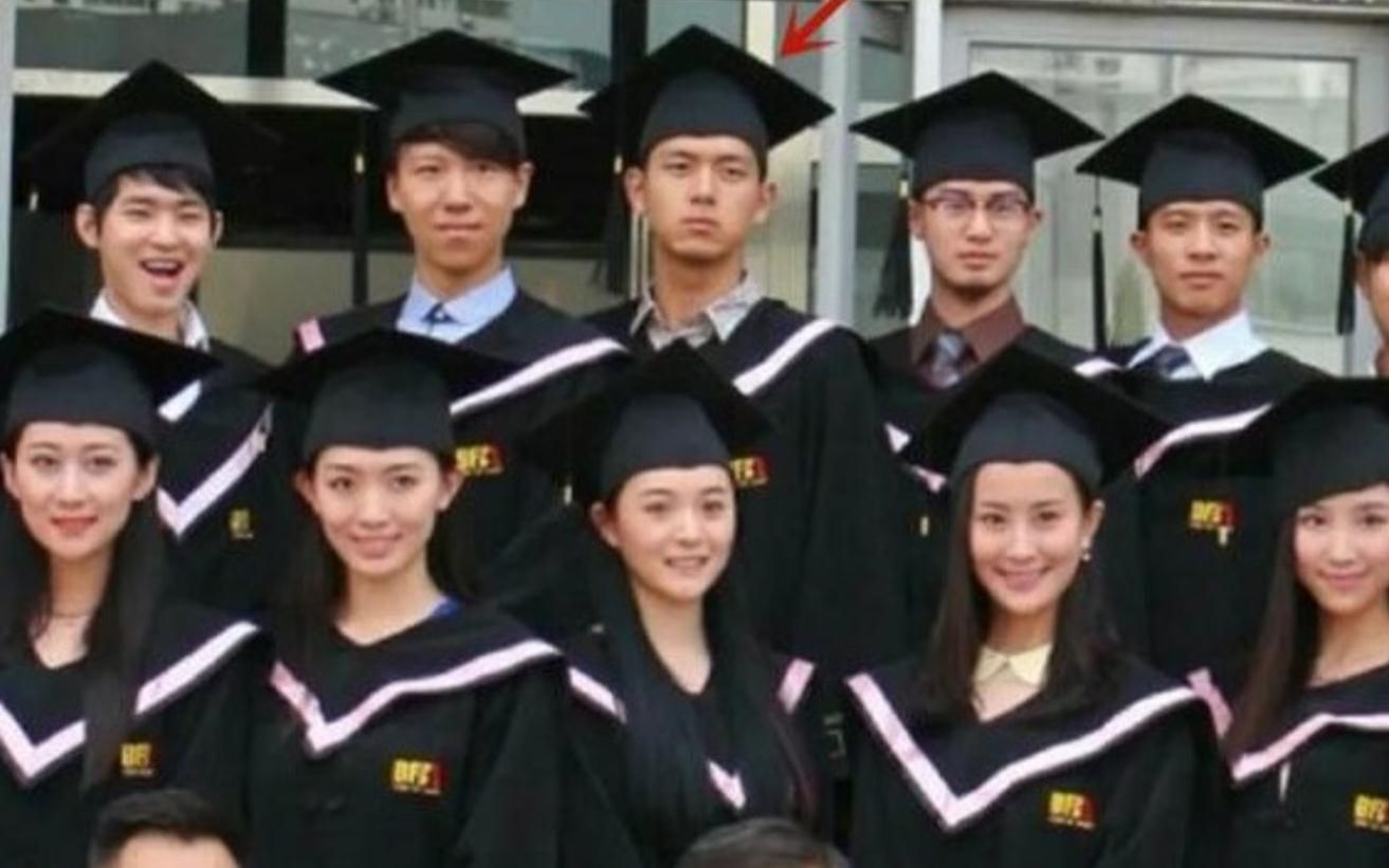 李现大学照片曝光身穿学士服一脸憨样怪不得被网友叫李憨憨