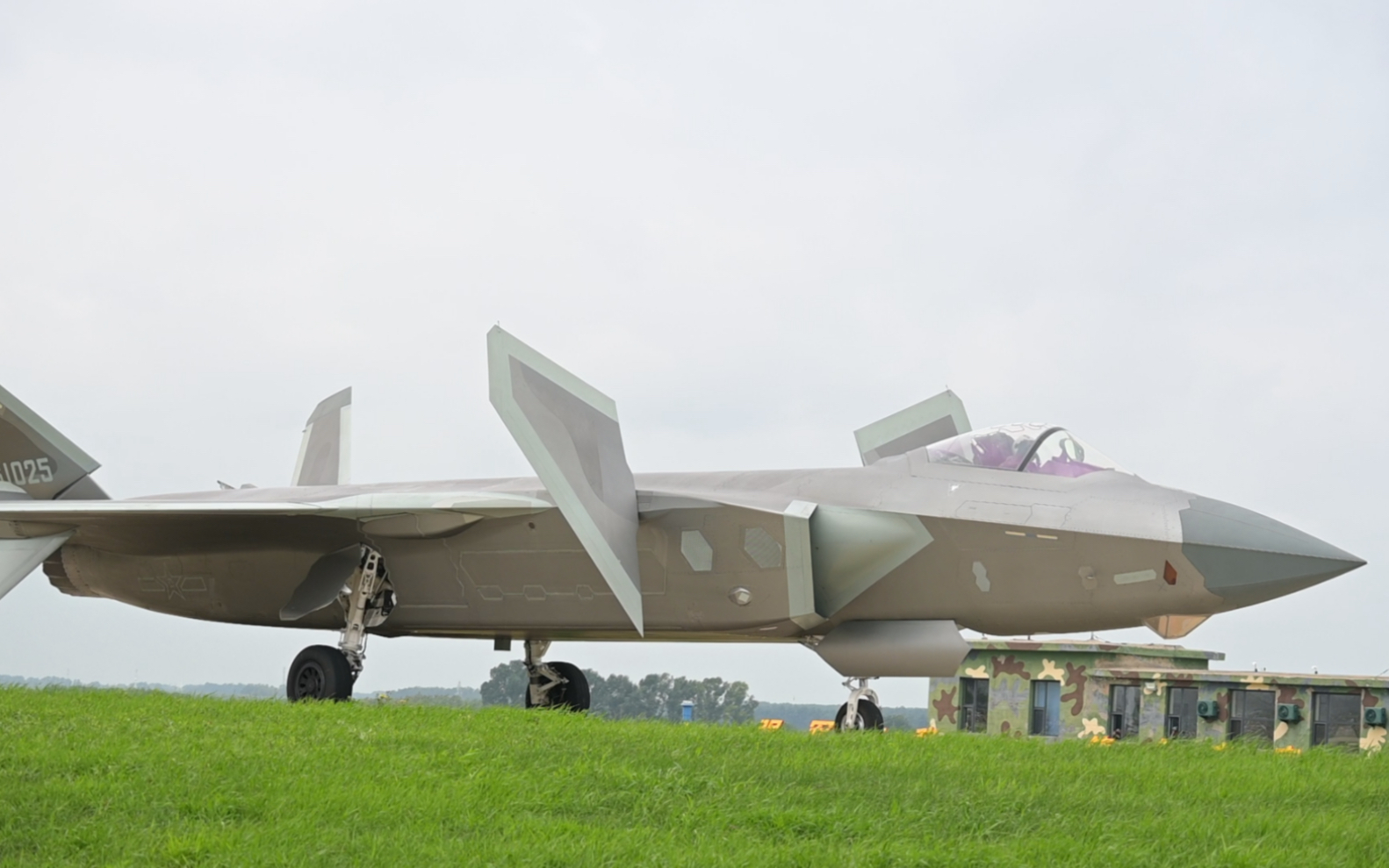 长春航展歼20,可他在和我招手诶!