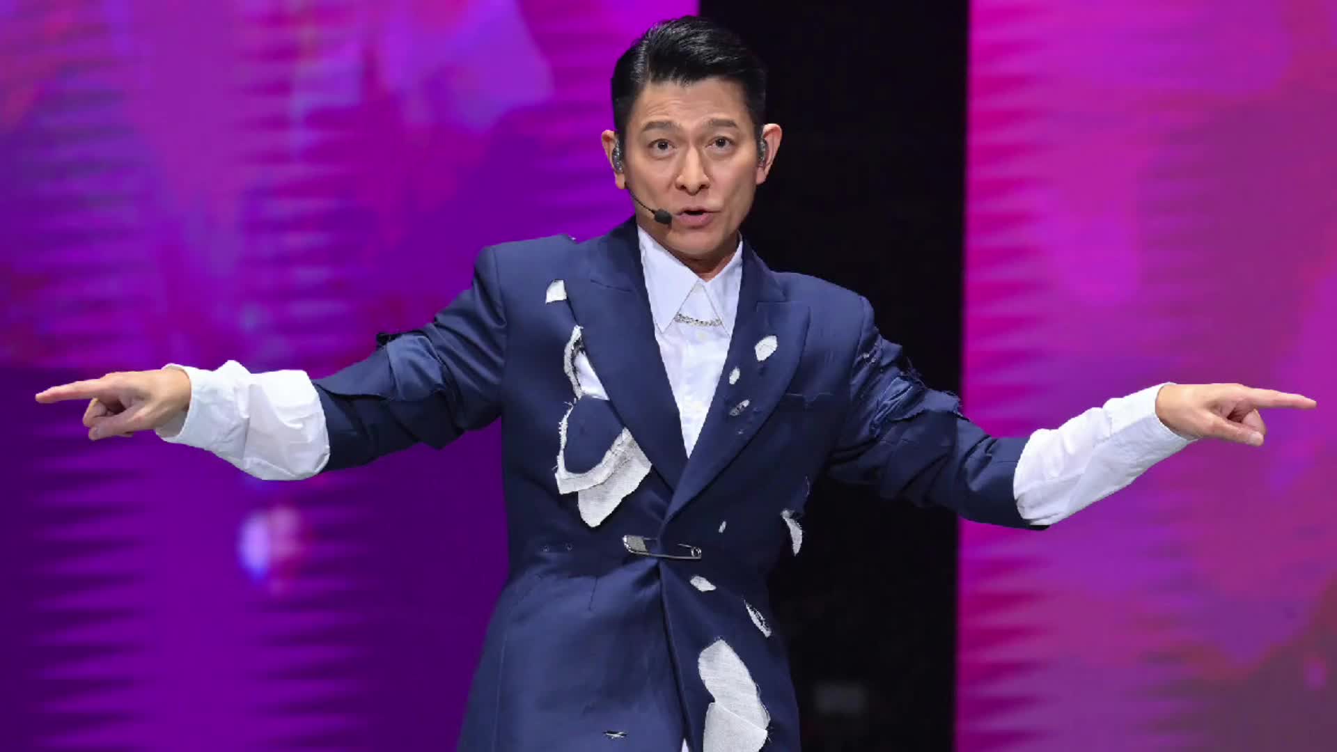 《练习》变实战?刘德华舞台滑跪惊魂一刻,你感受到了什么?