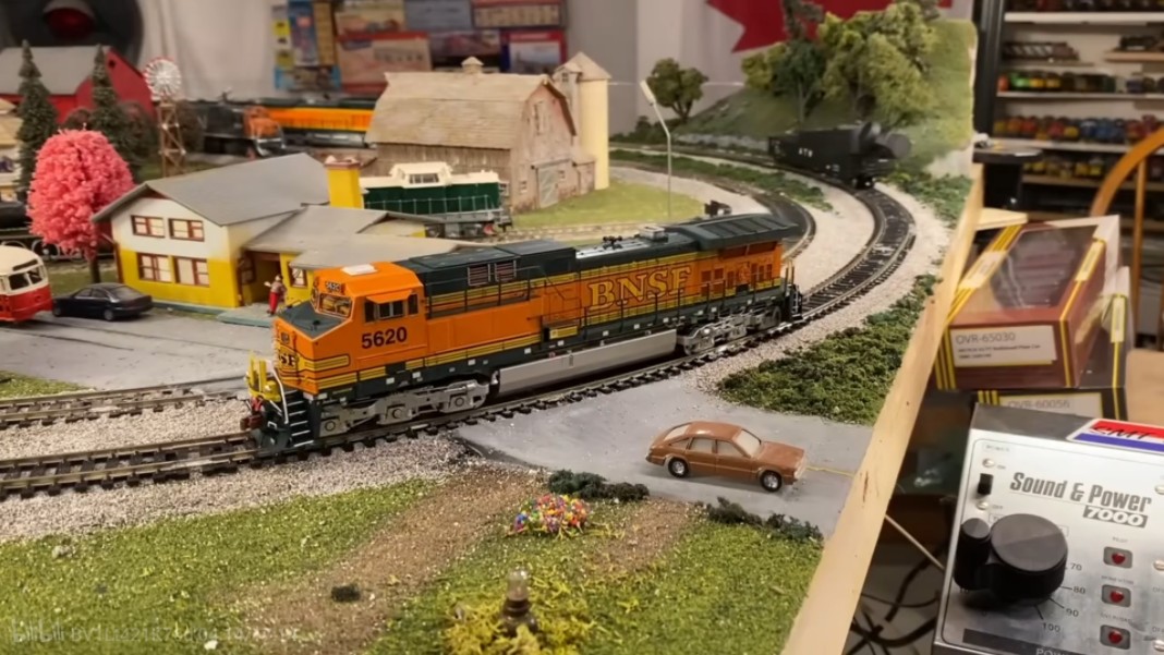 在ho比例火车模型沙盘儿上的fpv第一人称视角的视频搬运～铁道鐵道鉄