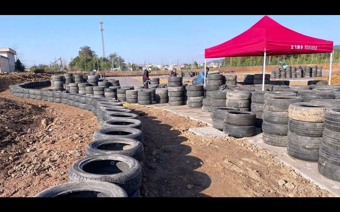 卡丁车赛道施工现场 沥青赛道铺设 轮胎串接喷漆 青春里卡丁车项目