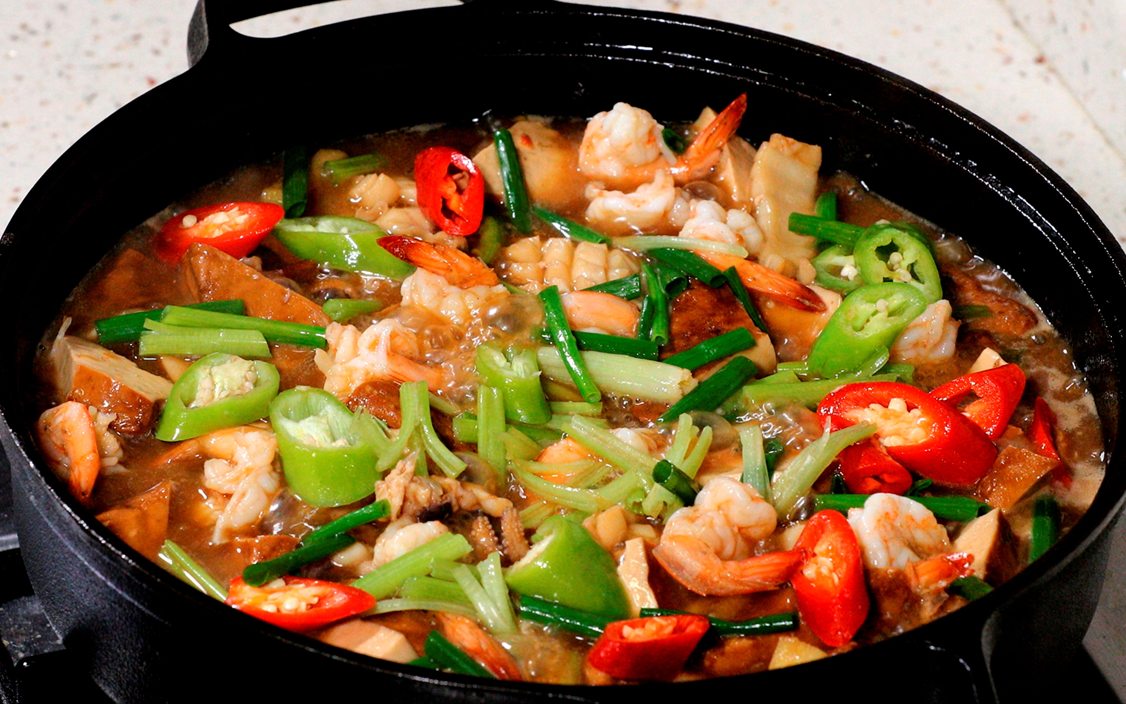 家常海鲜煲做法加墨鱼和虾出锅鲜香脆嫩下酒下饭一锅就能解决