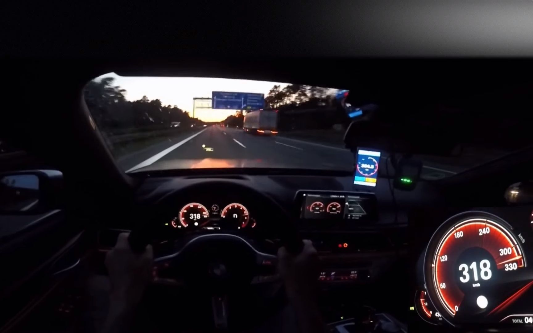 宝马车在美国高速公路上严重超速飙车,最高车速超过200km/h