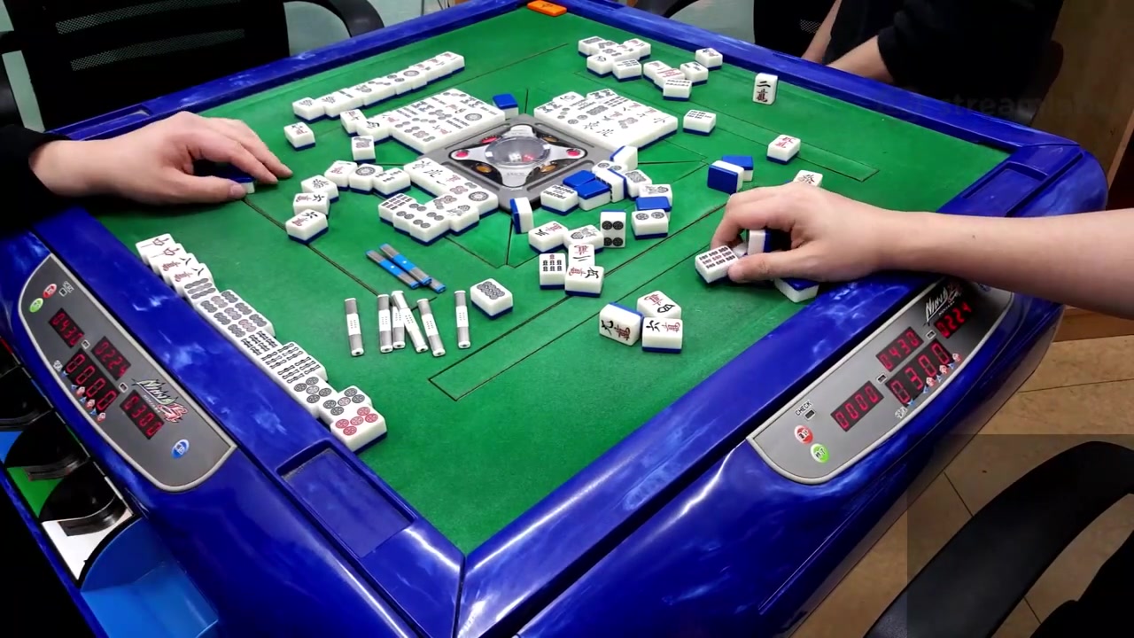 打麻将的韩国人韩国玩家半庄战第五场2021618