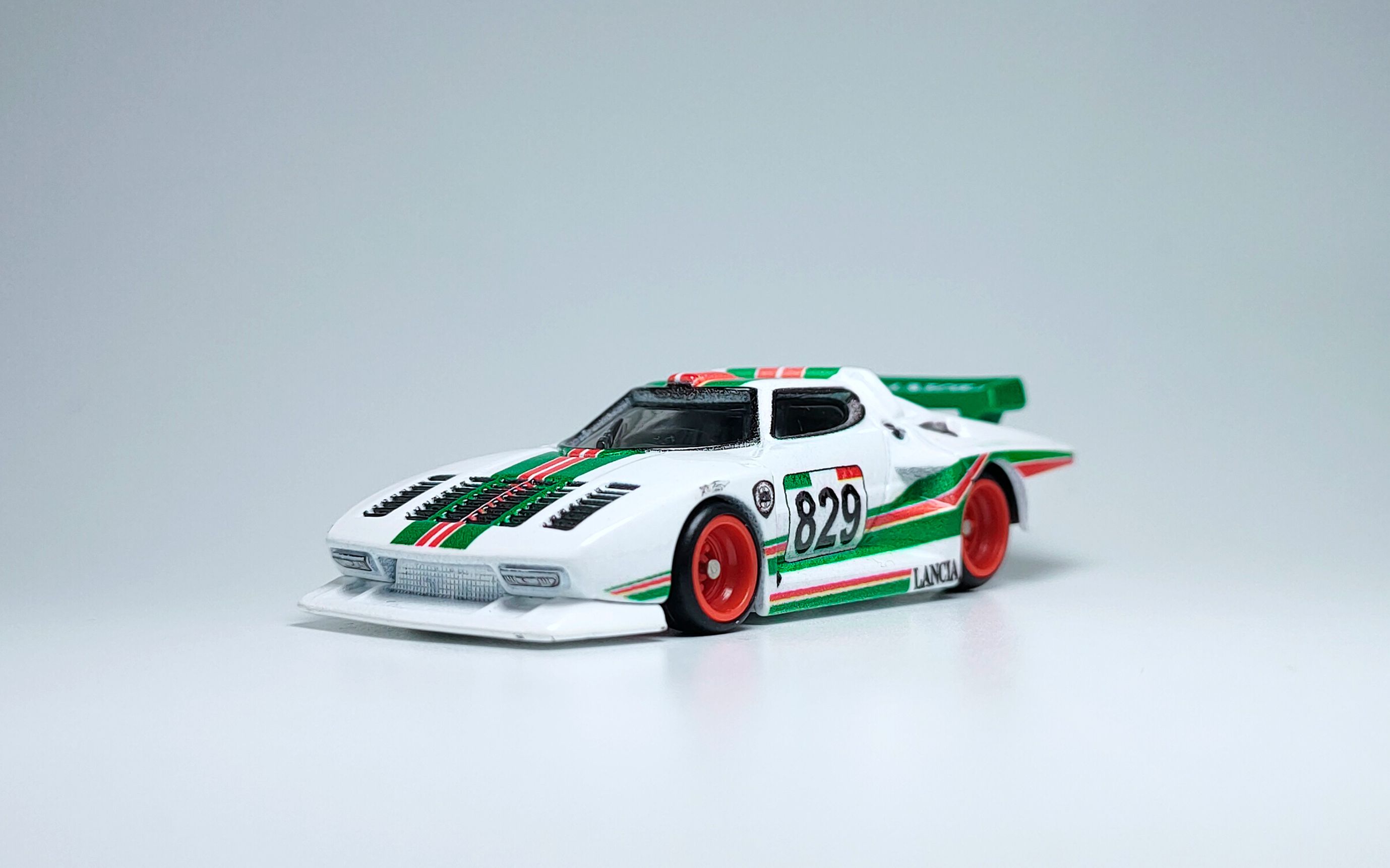 一分钟玩具开盒-风火轮铁底胶胎花园大道套蓝旗亚stratos group 5开盒