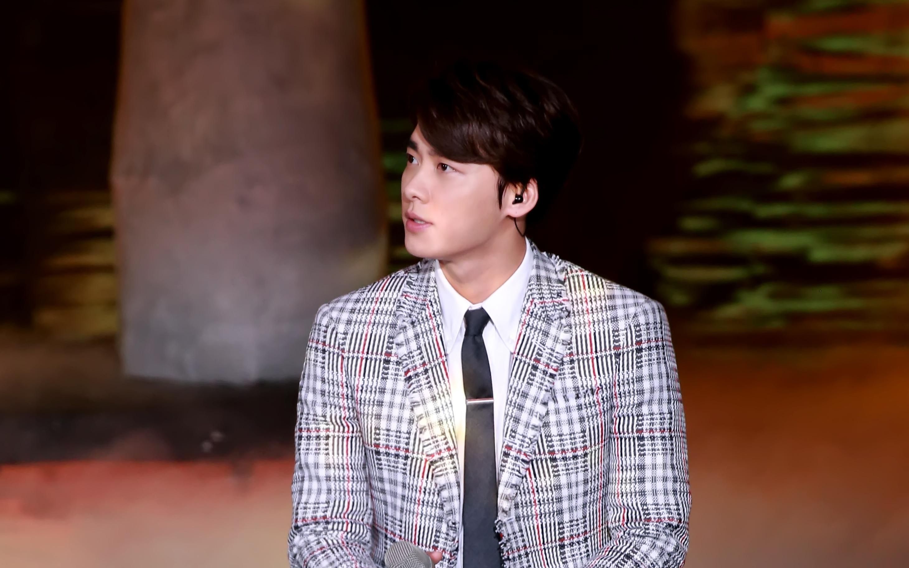 李易峰法庭旁听席上给化妆师乖乖补妆在纽约花絮峰记本饭拍