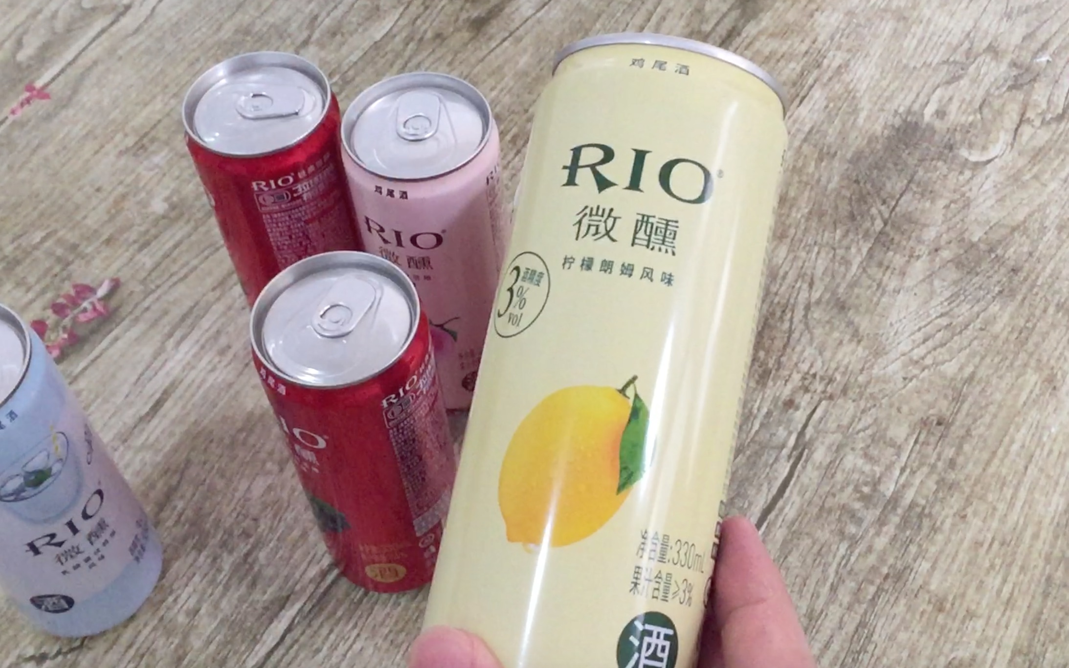 天猫3块钱一瓶的rio鸡尾酒,趁打折买了下来,为了我们的友谊 乾杯!
