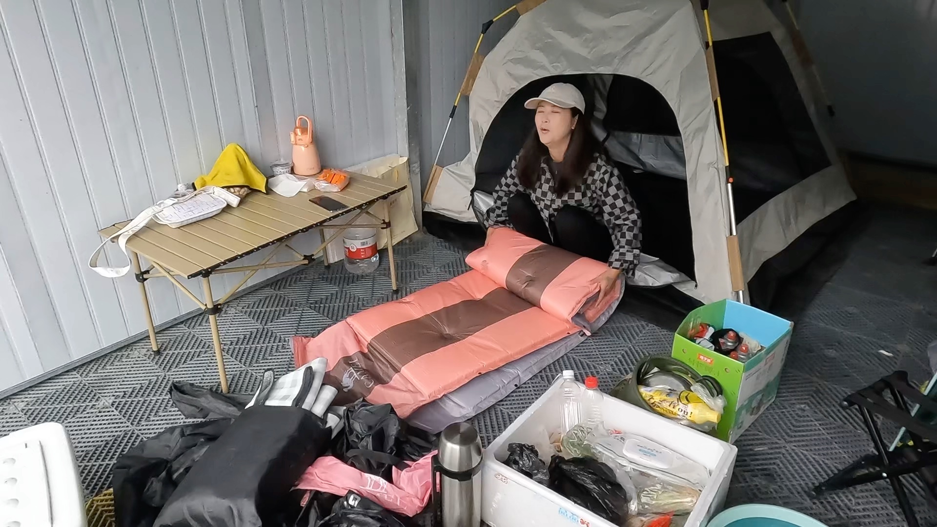 偶遇重庆辣妹子一人收拾露营帐篷,要一起去阿里无人区,结果被人截胡