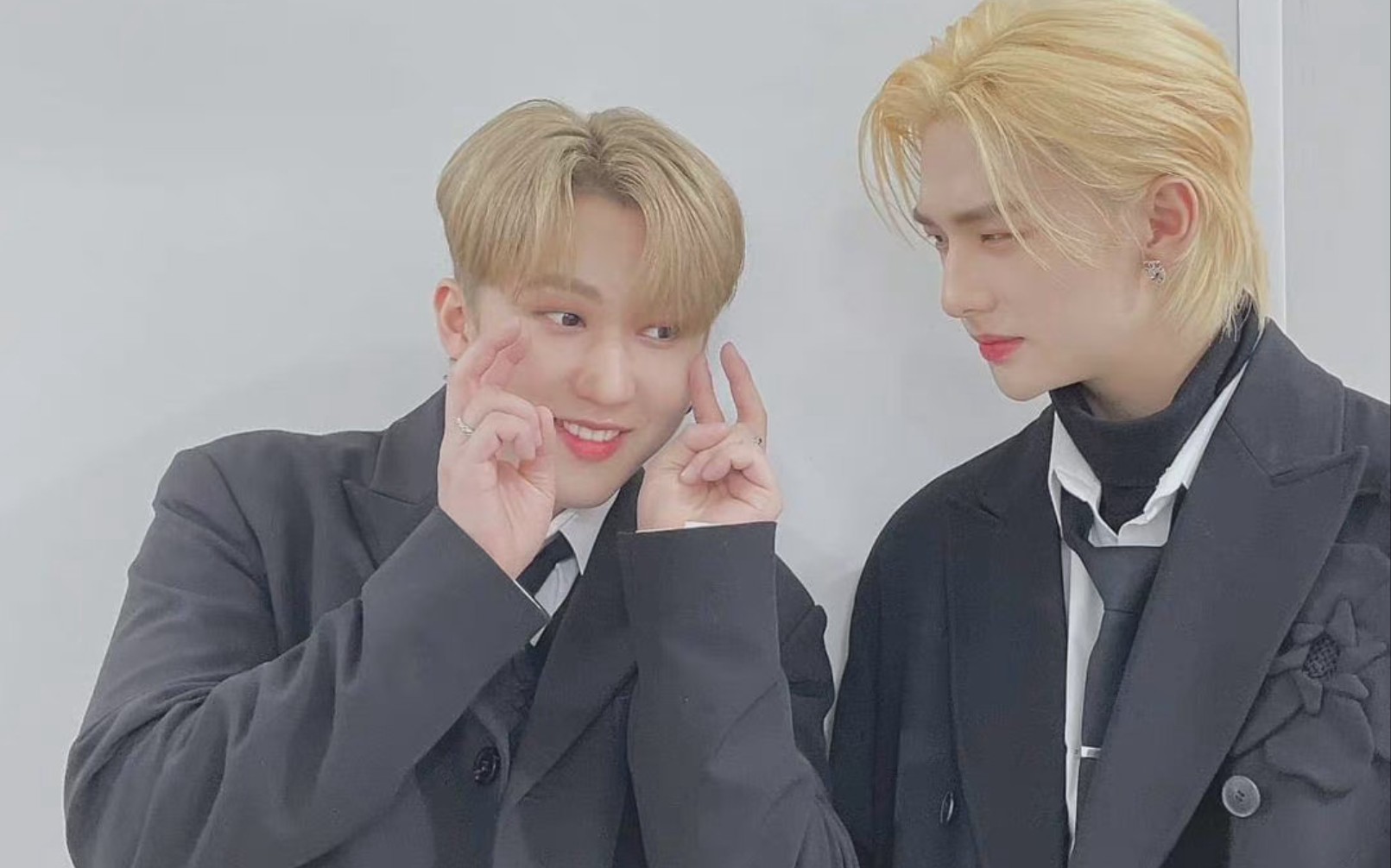 徐彰彬你就这么喜欢黄铉辰吗哈哈哈