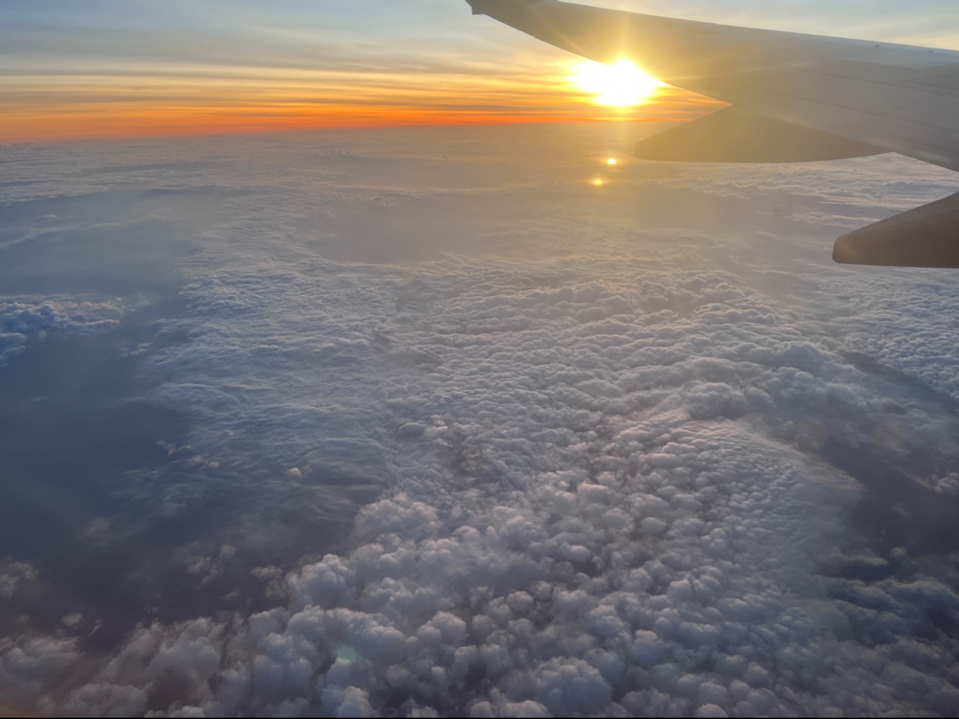 零成五点在飞机上看日出
