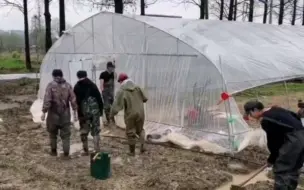 Скачать видео: 【种地吧春分直播】雨天路人热情告白李耕耘，这段简直是神来之笔，要被他们笑倒