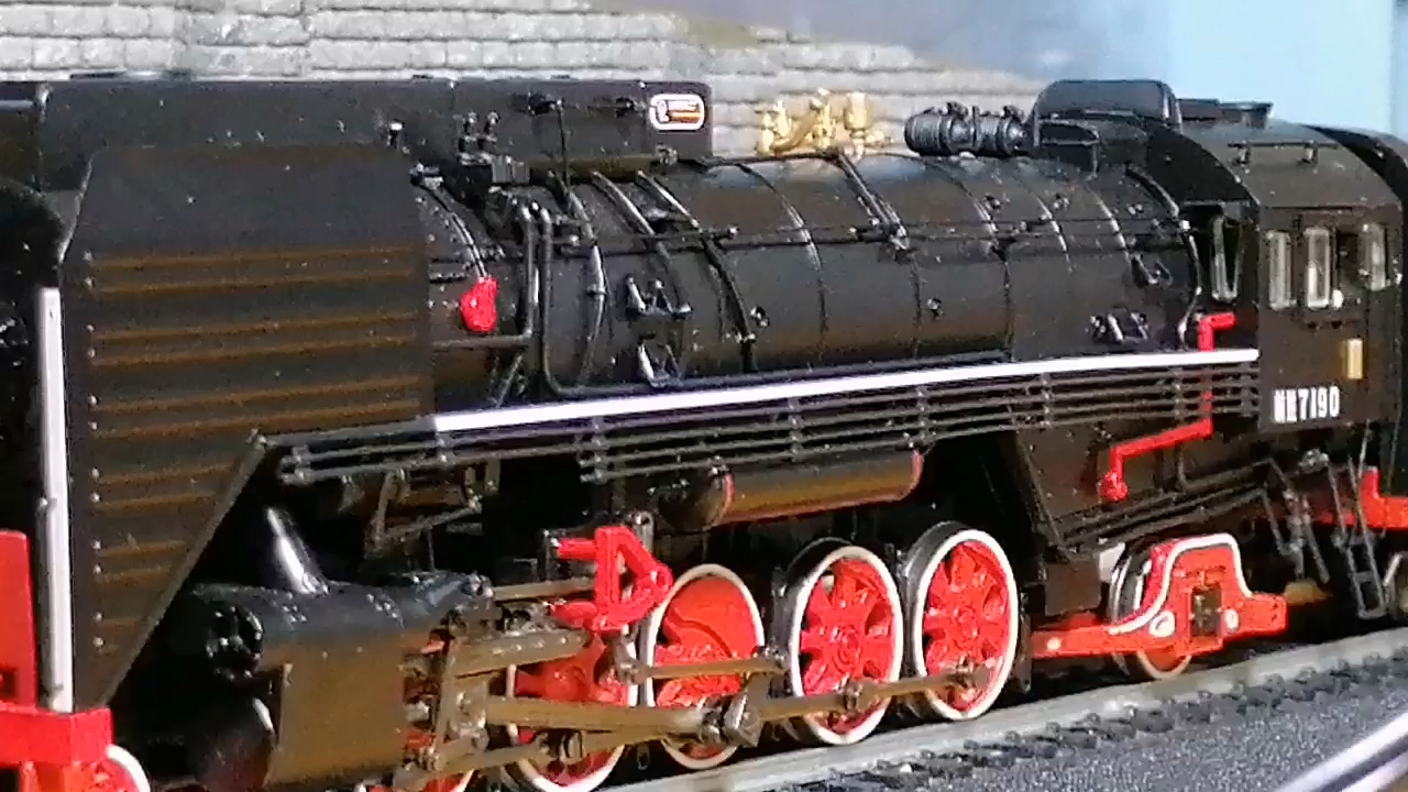 百万城前进型蒸汽机车7190牵引棚车进退两次