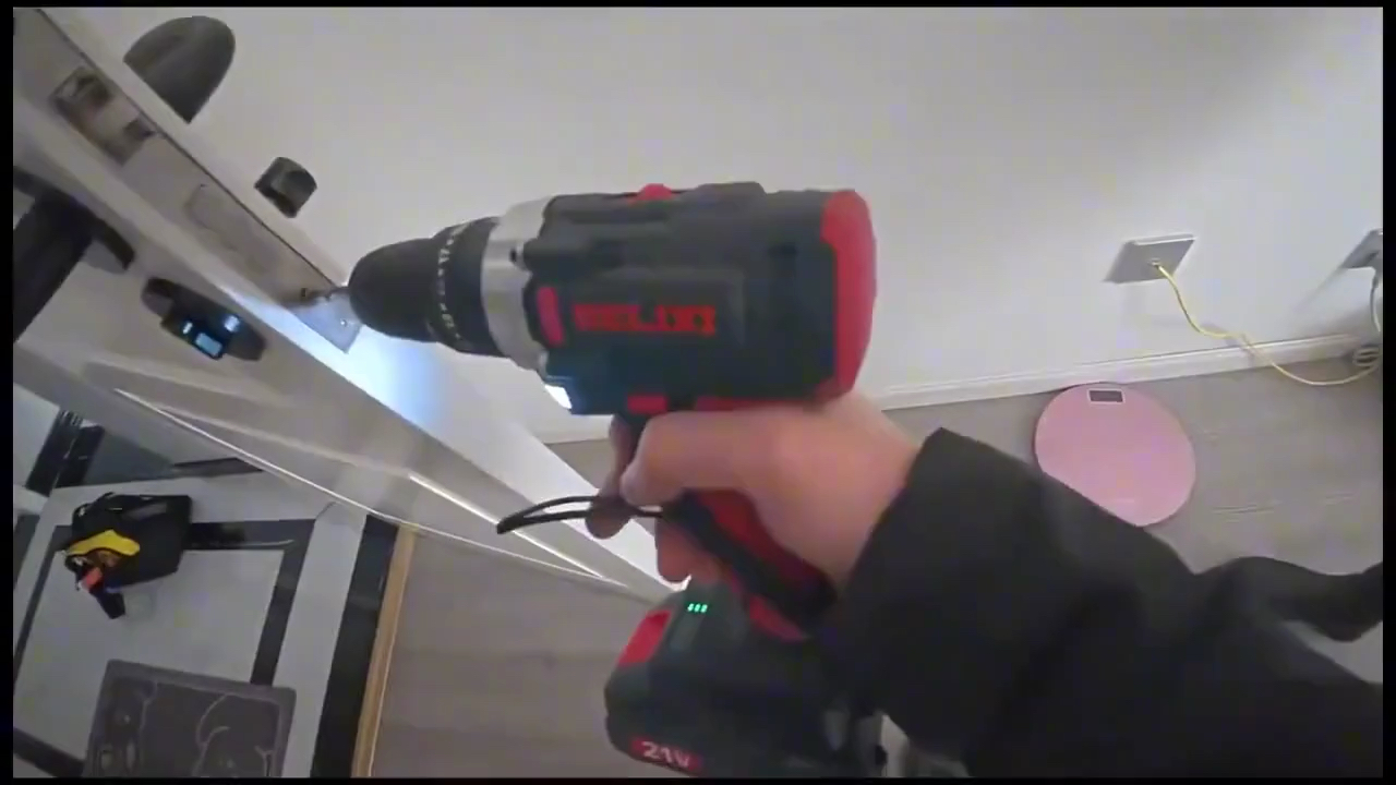 小伙去开锁疑似遇女主出轨：我只是来开锁的，我什么也没看见