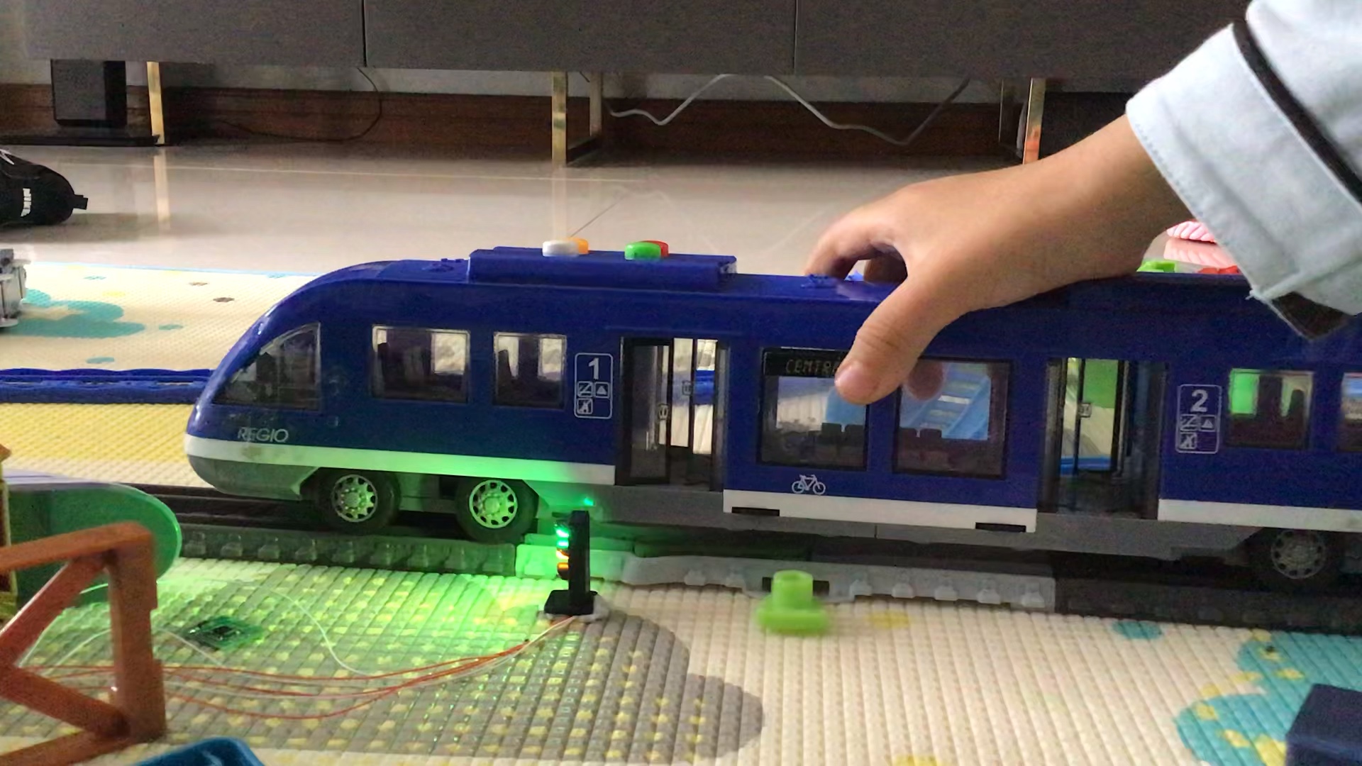 白天信号灯火车经过