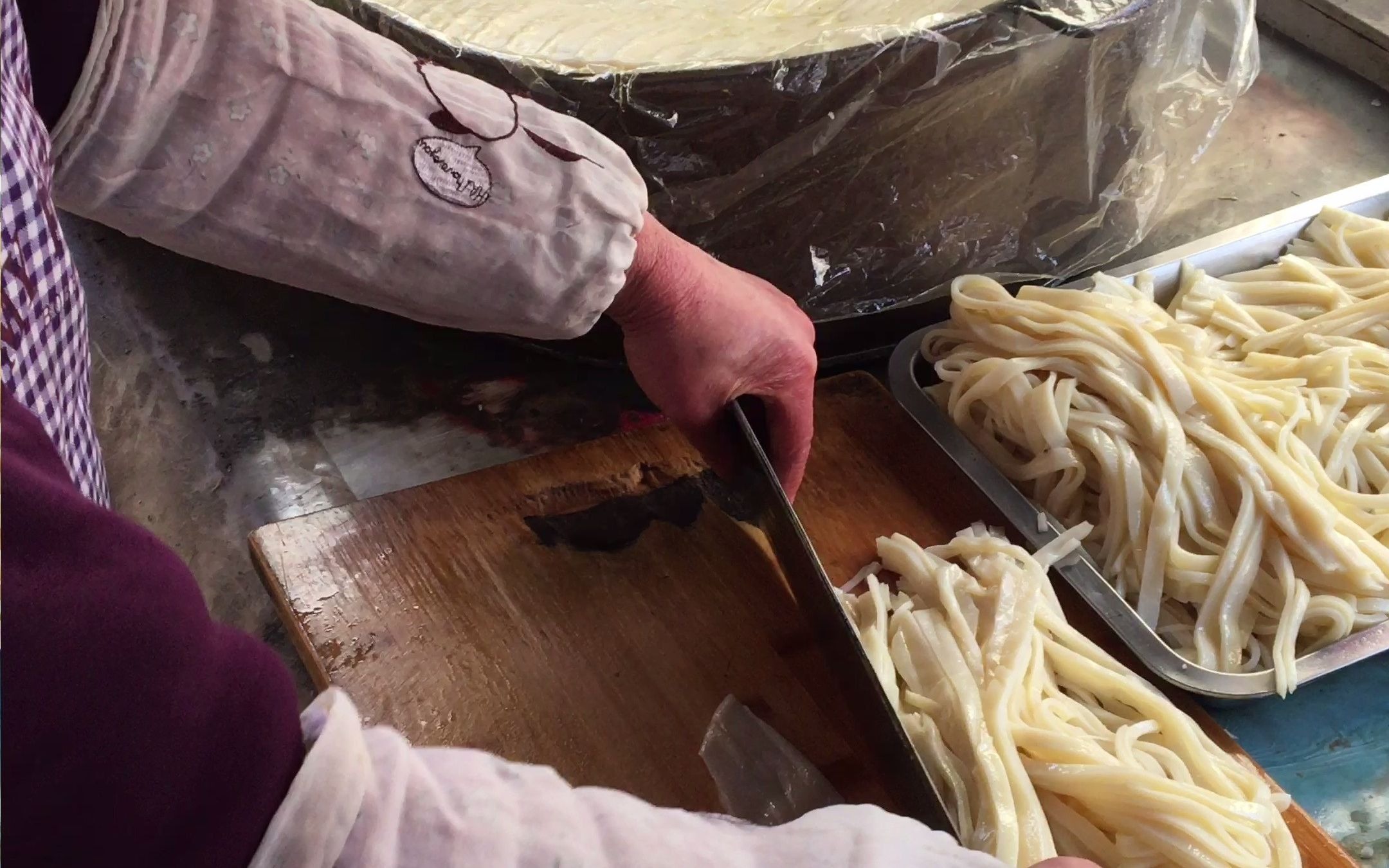 陕西汉中凉皮的制作-切凉皮